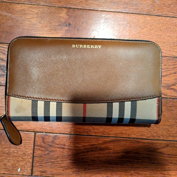 Burberry wallet - Picture 1 of 3